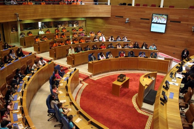 O vicepresidente primeiro do Parlamento, Miguel Ángel Santalices, presidiu o pleno de Aldeas Infantiles.